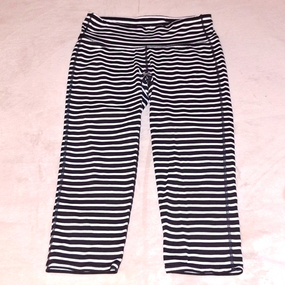 🌚 Athleta Black & White Horizontal Striped Chaturanga Capri Leggings. Size M. - Picture 10 of 10